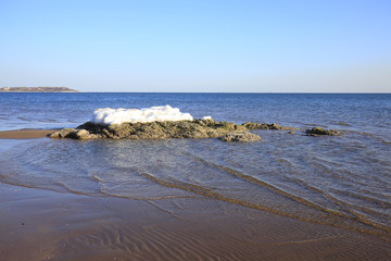 The seaside scenery is in winter