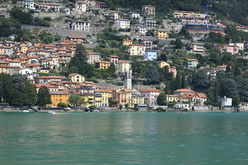Blick auf Carate Urio, Stadt Panorama, Uferpromenade am Comer See in Italien