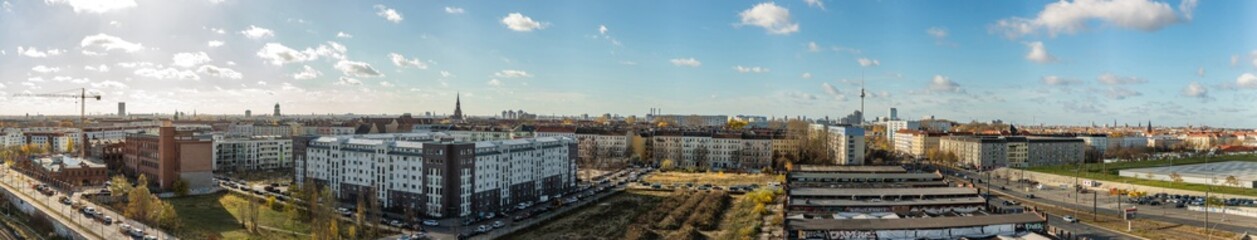 Fototapeta na wymiar Berlin City Panorama bei Tag mit Fernsehturm