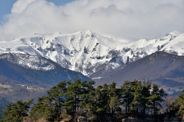 Puy de Sancy : station de Super Besse à gauche et du Mont-Dore à droite 