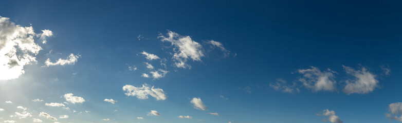 Blauer Himmel Panorama Hintergrund mit Wolken