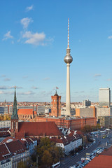 Fernsehturm in Berlin City neben dem Roten Rathaus