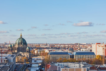 Skyline mit Berliner Dom in Berlin neben Spree © Robert Kneschke