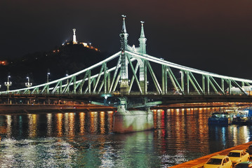 Fototapeta na wymiar Ponte e Macchine A Budapest Viaggio