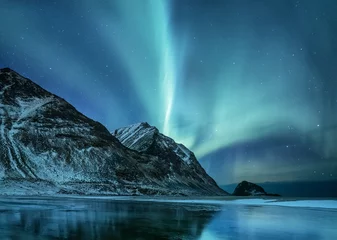 Foto auf Glas Nordlicht unter Bergen. Schöne Naturlandschaft in Norwegen © biletskiyevgeniy.com