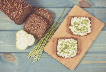 Sandwiches with cottage cheese and chives.