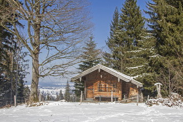 Kleine H&uuml;tte im Gebirge