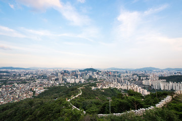 Fototapeta na wymiar 인왕산에서 바라본 서울시내