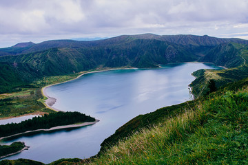 Blick auf den "Lagoa do fogo" ein Kratersee auf den Azoren, bei Bewölkung