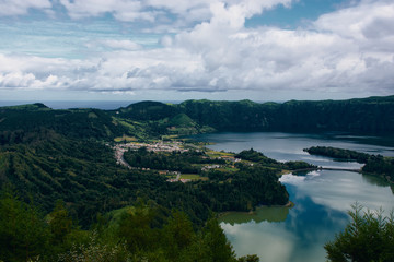 Fototapeta na wymiar Blick auf Sete Cidades, ein kleiner Ort an einem Vulkansee auf den Azoren gelegen auf Sao Miguel