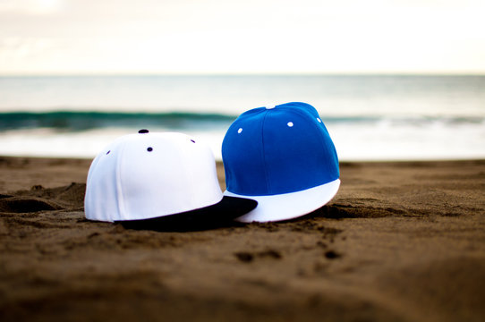 Gorras en la arena de la playa