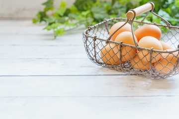 手籠に入れた玉子