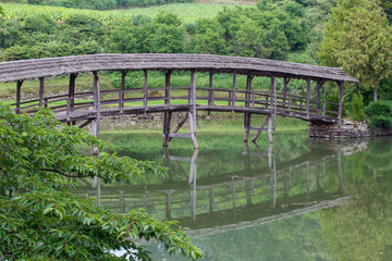 四国屋根付き橋と池