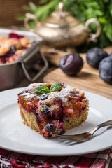 Yeast cake with plums and blueberries.