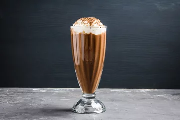 Photo sur Plexiglas Milk-shake Milkshake au chocolat sur le fond rustique. Mise au point sélective.