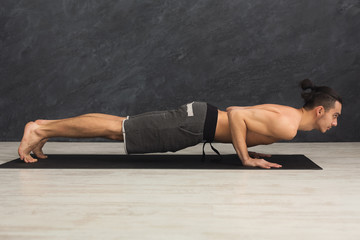 Fototapeta na wymiar Fitness man plank training indoors