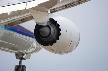 着陸する旅客機のエンジン