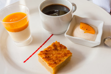  café gourmand créole avec gâteau patates douces