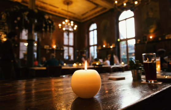 Vue d'une bougie sur une table d'une brasserie