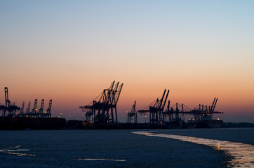 Hamburger Hafen mit Eis auf der Elbe und Sonnenuntergang