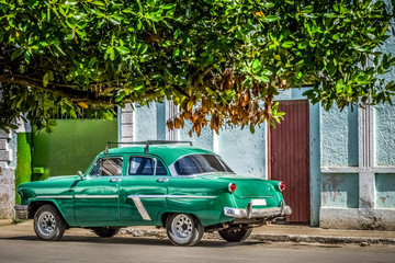 HDR - Amerikanischer grüner Oldtimer parkt auf der Strasse in Havanna Kuba- Serie Kuba Reportage