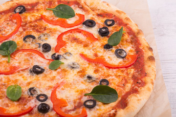 Spinach, red pepper and olives pizza