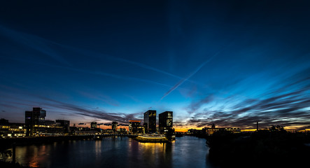 Skyline D&uuml;sseldorf Hafen bei Nacht