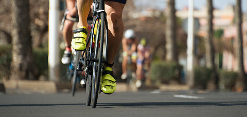 Radsportwettbewerb, Radsportler, die ein Rennen fahren, Rennrad während des Ironman-Wettbewerbs