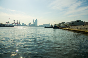 Fototapeta premium 大阪・築港の親水護岸からみる風景