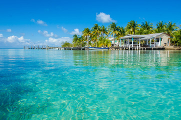 Belize Cayes - Petite île tropicale à la barrière de corail avec plage paradisiaque - connue pour la plongée, la plongée en apnée et des vacances relaxantes - Mer des Caraïbes, Belize, Amérique centrale
