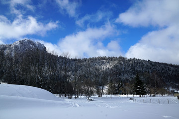 Fototapeta na wymiar Chaîne montagne autour de la ville de Mont-Dore