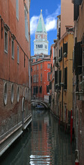 Fototapeta na wymiar bell tower of Saint Mark in Venice