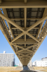 Fototapeta na wymiar 真下から見るNTT十三専用橋