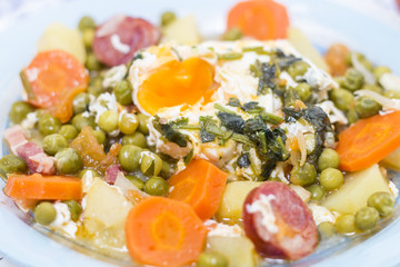 Traditional green peas with egg