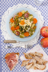 Traditional green peas with egg