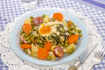 Traditional green peas with egg