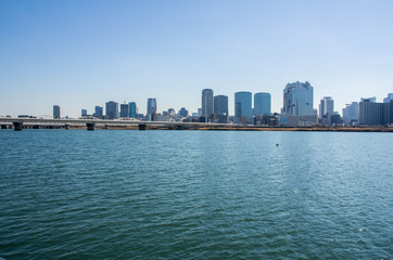 Obraz premium Dzielnica biznesowa Umeda nad rzeką Yodogawa w Osace