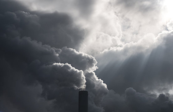 umweltverschmutzung industrie Schonstein mit schwarzem Rauch