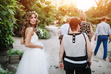 the bride goes to the guests in a white dress