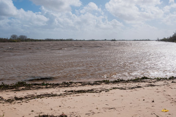 Rio após uma grande tempestade