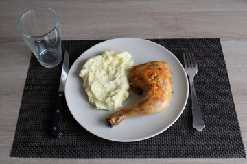 assiette avec cuisse de poulet
