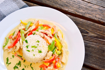 Stir the turkey with cream sauce and paprika 3 colors or Creamy Paprika turkey