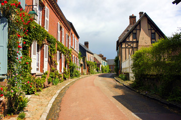 Fototapeta na wymiar vielle rue du village de gerberoy en picardie