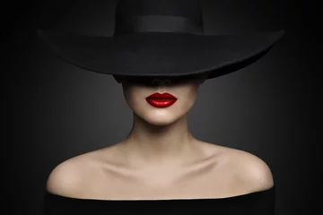 Frauenhutlippen und -schulter, elegantes Mode-Modell im schwarzen Hut mit breiter breiter Krempe, Retro-Dame Beauty Portrait © inarik