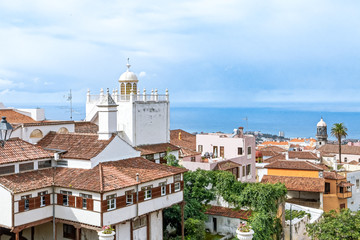 Teneriffa  -  Blick von der Plaza de la Constitución auf das historische Stadtzentrum von La...
