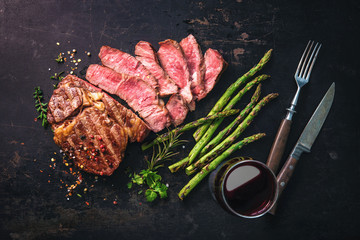 Roasted rib eye steak with green asparagus and wine