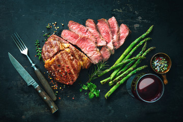 Roasted rib eye steak with green asparagus and wine