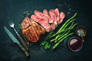 Fototapeten Gebratenes Rib-Eye-Steak mit grünem Spargel und Wein © Alexander Raths