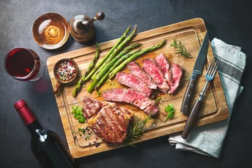 Foto op Canvas Geroosterde rib eye steak met groene asperges en wijn © Alexander Raths