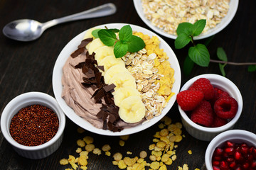 Müsli mit Bananen und Schokostückchen